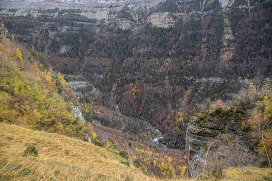 Huesca - parque nacional de Ordesa y Monte Perdido - valle de Ordesa 121 - faja Canarellos y cascada de Arripas.jpg